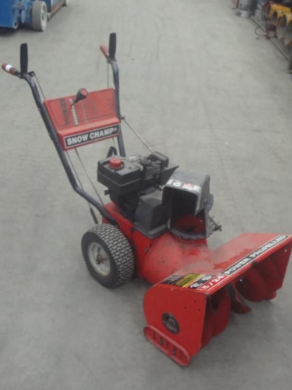 lot 14 image: Snow Champ 5HP Two Stage 24" S...