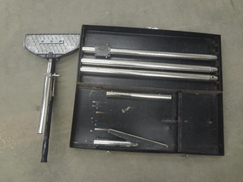 lot 84 image: 6-Piece Carpet Stretcher Set With C...