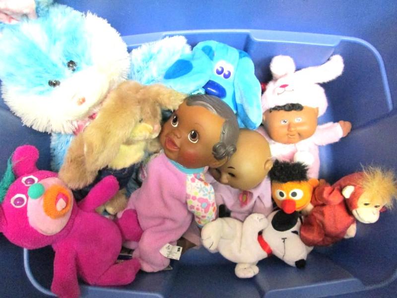 Lot of small childrens toys includ...