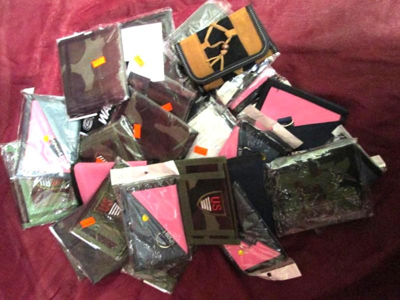 Lot of approximately 30 mens and wo...
