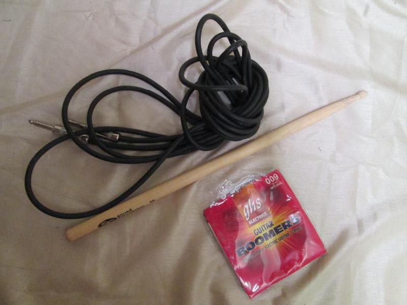 Miscellaneous music items. Guitara...