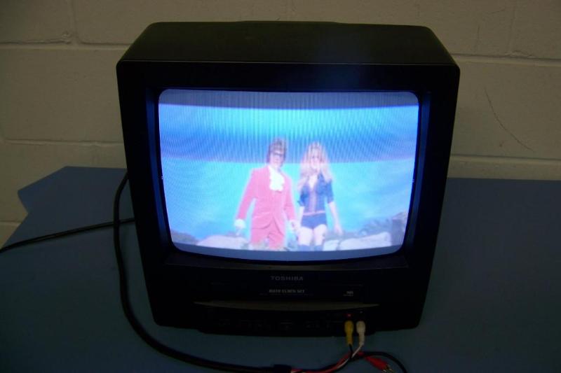 Toshiba, 13&quot Color TV  VCR (V...
