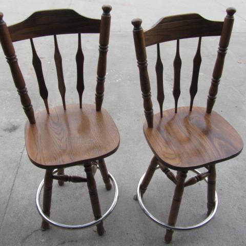Pair swivel stools with chrome foot...