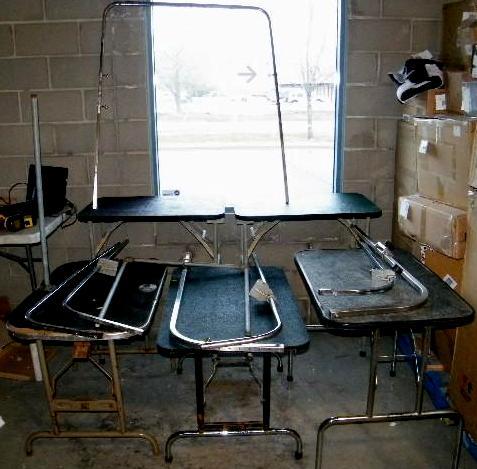 lot 164 image: Lot of 5 Pet Grooming Tables Has st...