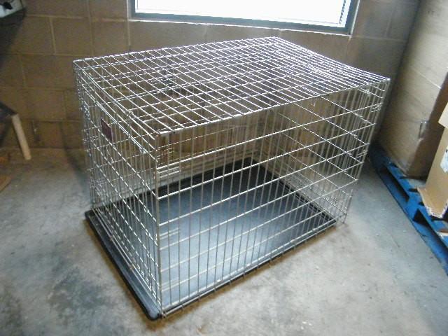 lot 168 image: Medium Dog Kennel withRemoveableTra...