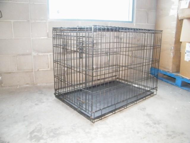 lot 175 image: Medium Dog Kennel withRemoveableTra...