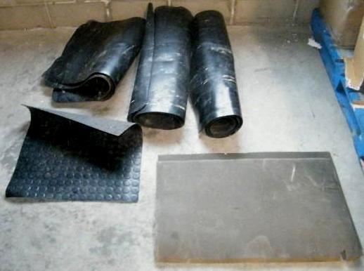 lot 186 image: Lot of Rubberized Mats (2) Approxim...