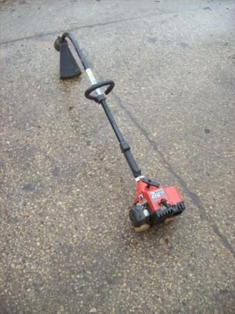 lot 17 image: Homelite HLT-16 Classic Weed Whip....