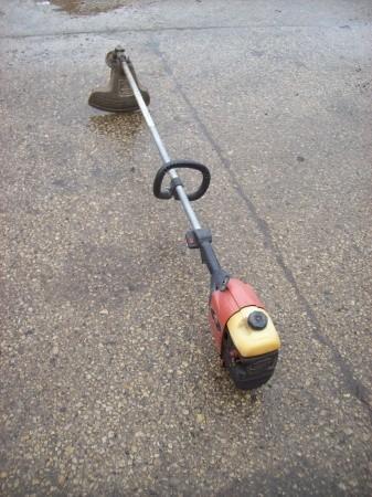 lot 18 image: Craftsman 32CC Weed Wacker...