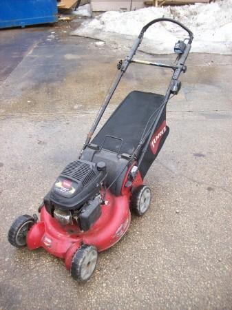 lot 24 image: Toro Self Propelled Walk Behind Mow...