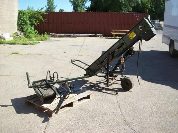 lot 7 image: Cushman Core Harvester