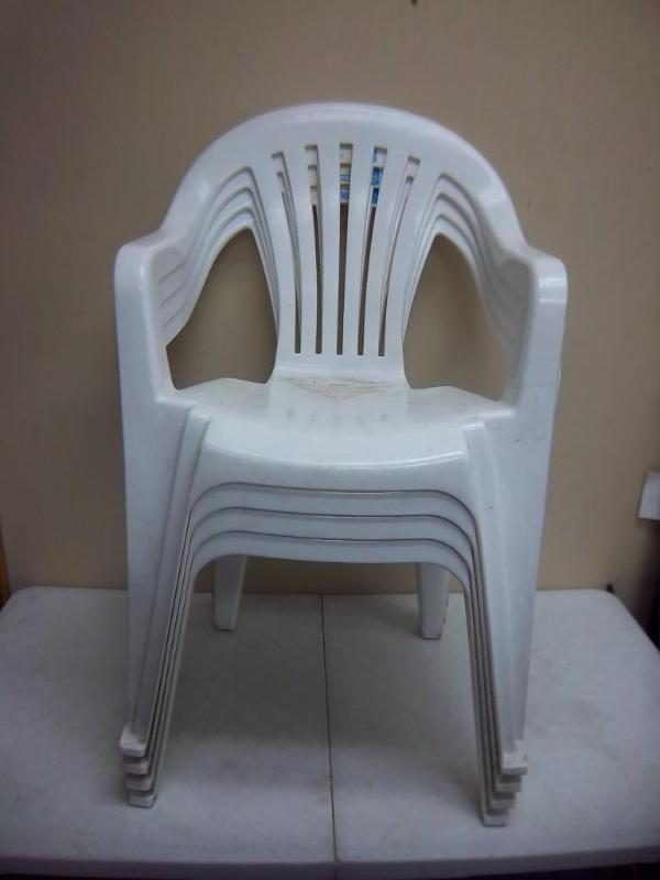 lot 2 image: Lot Of 4 Plastic Chairs...