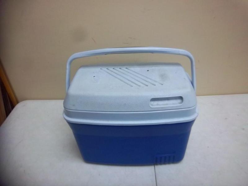 lot 24 image: Small Blue Lunch Cooler...