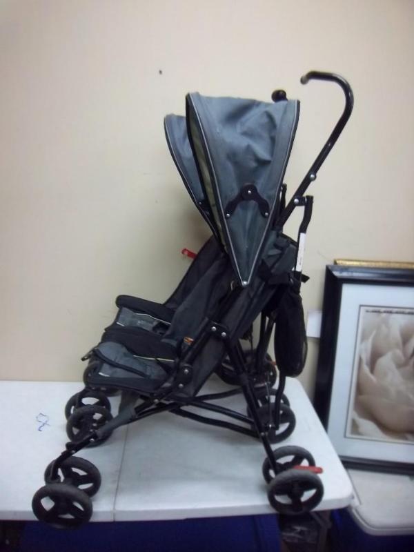 lot 3 image: Double Folding Stroller Needs A Cle...