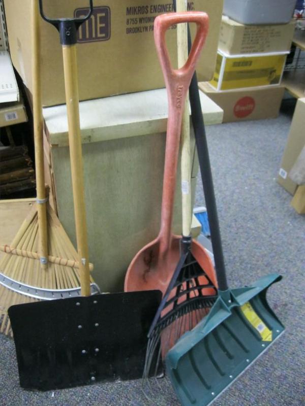 lot 76 image: Lot Of Shovels...