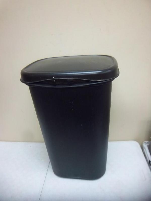 lot 9 image: Plastic Kitchen Garbage Can ...