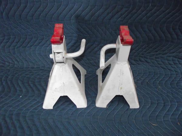 lot 10 image: (2) Larin 2-Ton Jack Stands