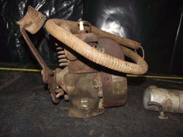 lot 110 image: Vintage Briggs & Stratton Engin...