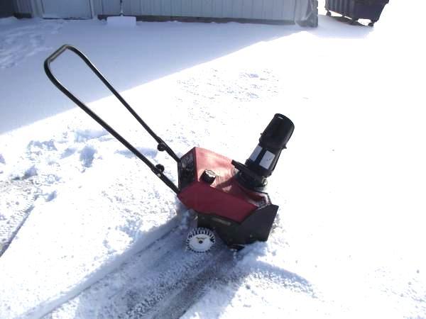 lot 114 image: 16" Toro Snow Blower