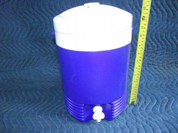 lot 16 image: Igloo 2 Gallon Beverage Cooler ...