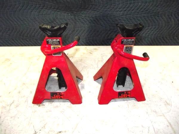 lot 64 image: (2) Cat Jacks 2-Ton Jack Stands