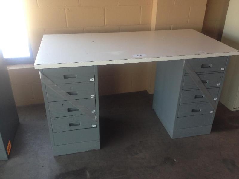 Work bench  desk with drawers on b...