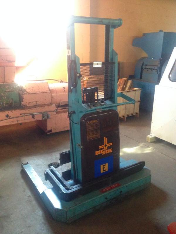 Big Joe electric fork lift. No data...