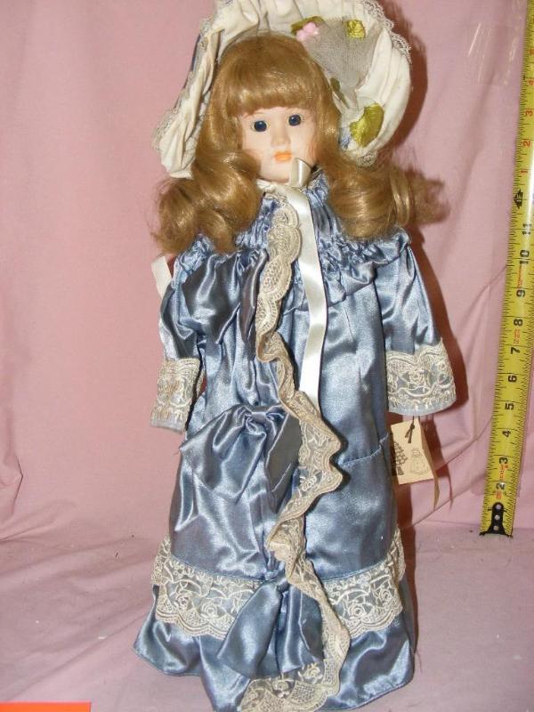 lot 111 image: Victorian Collectibles Porcelain Do...