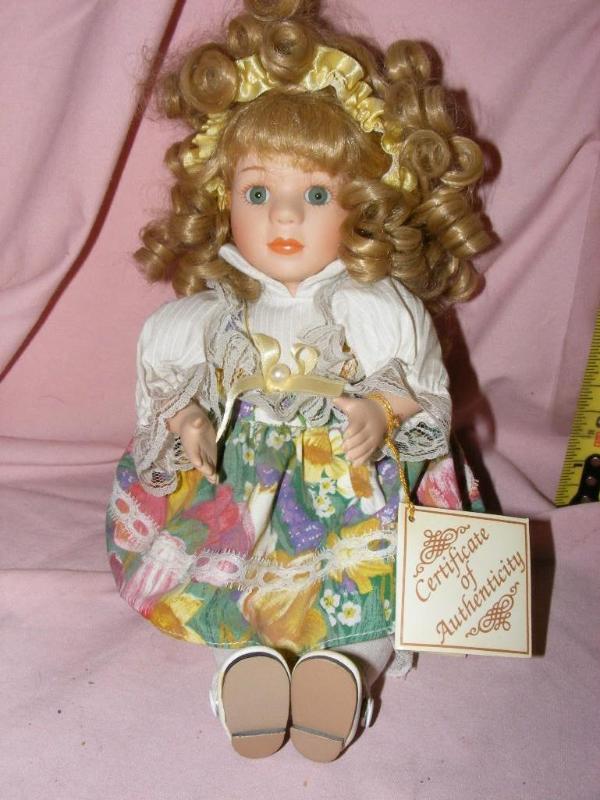 lot 149 image: The Collectors Choice Porcela...