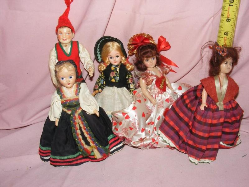 lot 215 image: Lot of Misc&nbspDolls, approx 7 to...