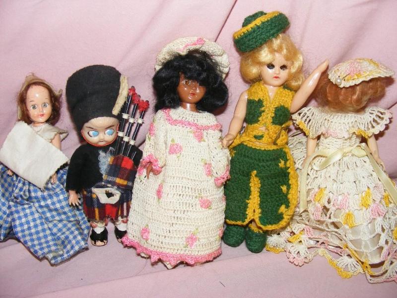lot 216 image: Lot of Misc Dolls, approx 7 to 8 ...
