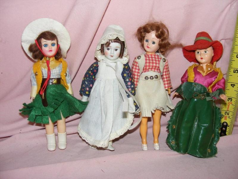 lot 217 image: Lot of Misc Dolls, approx 7 to 8 ...