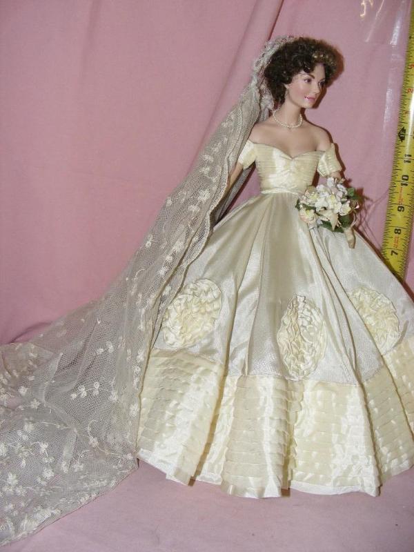 lot 242 image: Franklin Heirloom Dolls Porce...