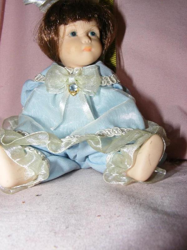 lot 250 image: Baby Doll, 5 tall sitting...