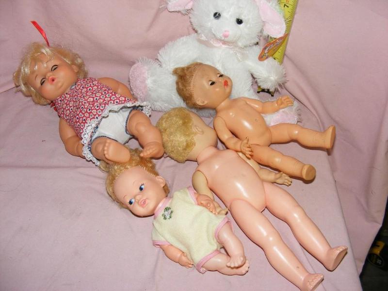 lot 256 image: Lot of misc dolls...