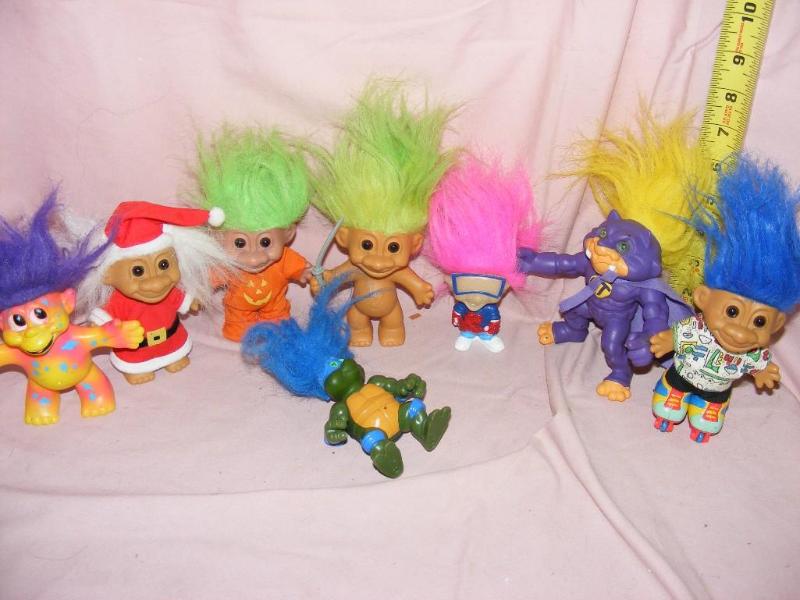lot 266 image: Lot of misc&nbspsmall troll dolls...