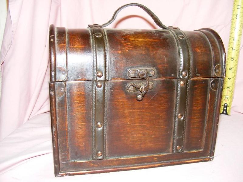 lot 37 image: Small wooden trunk with Doll Clothe...