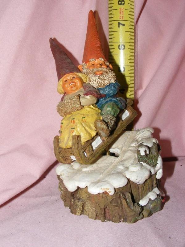 lot 81 image: Garden Gnomes Music Box, plays Jing...