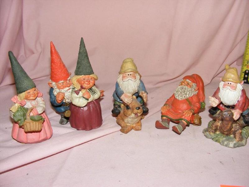 lot 97 image: 5 small Garden Gnomes...