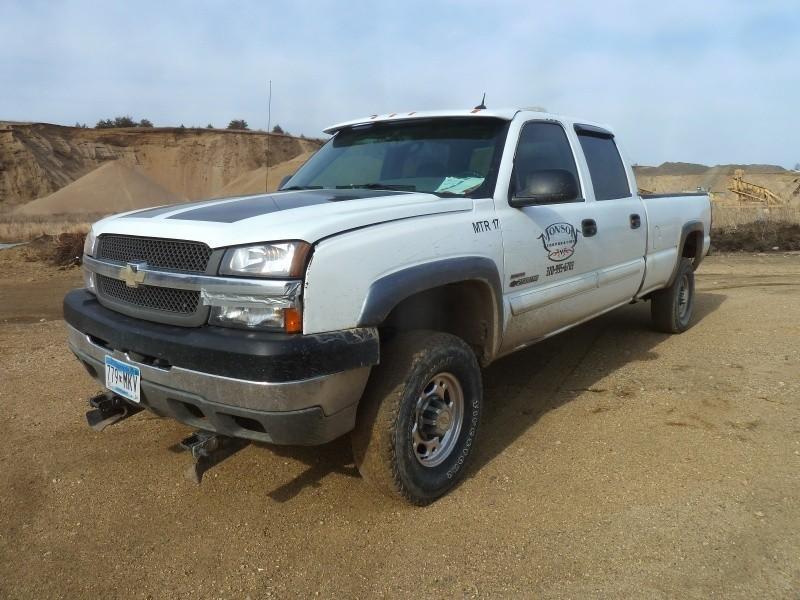 2004 Chevy 2500HD 4WD TR-17 Has 6....
