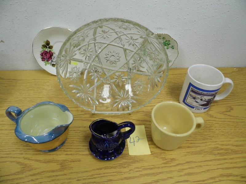 Bowl with misc glassware...