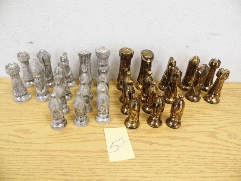 Vintage Chess Pieces - Missing on p...