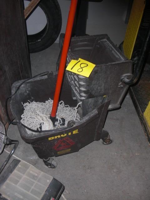 lot 18 image: RUBBER MAID BRUTE Mop Bucket and Mo...