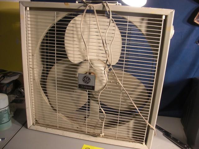 lot 29 image: Very Heavy and solid GE 3 speed fan...