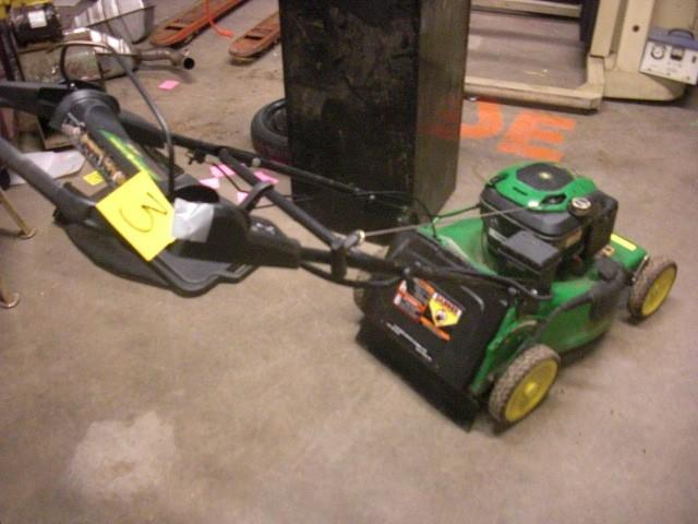 lot 3 image: John Deere 190cc, 6. 75 HP Lawn mow...