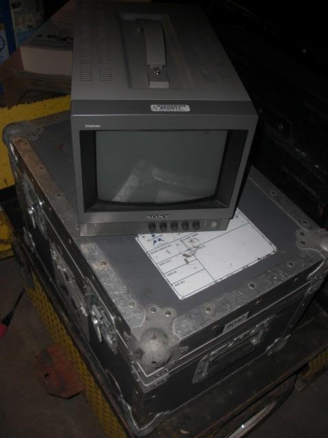 lot 32 image: SONY MONITOR.. It powers up, but no...