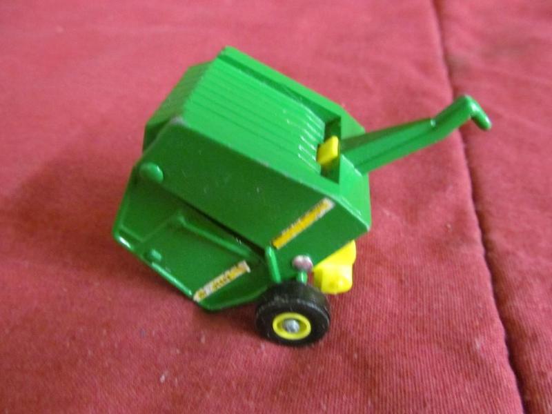 John Deere Round Baler 164 Ertl...