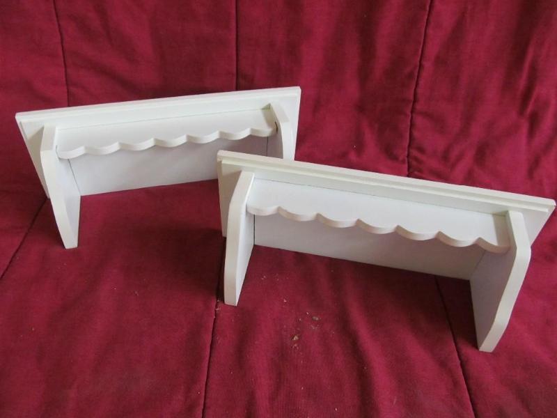 2 Small white shelves&nbspwith pla...