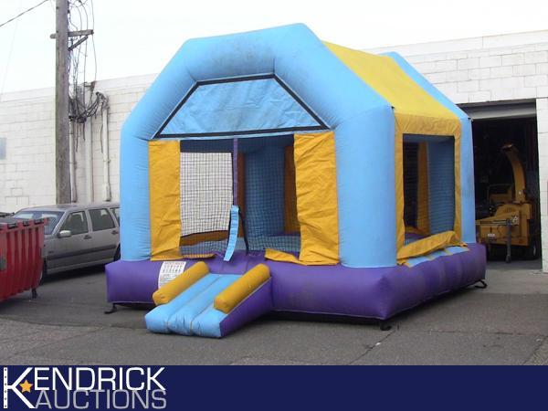 lot 2 image: Inflatable JumperBounce House Cast...