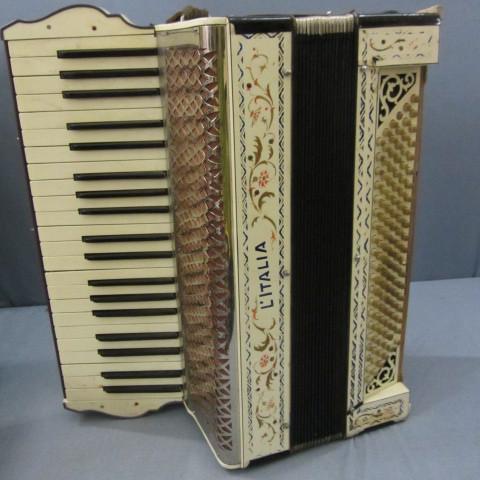 LItalia accordion, German made, mi...